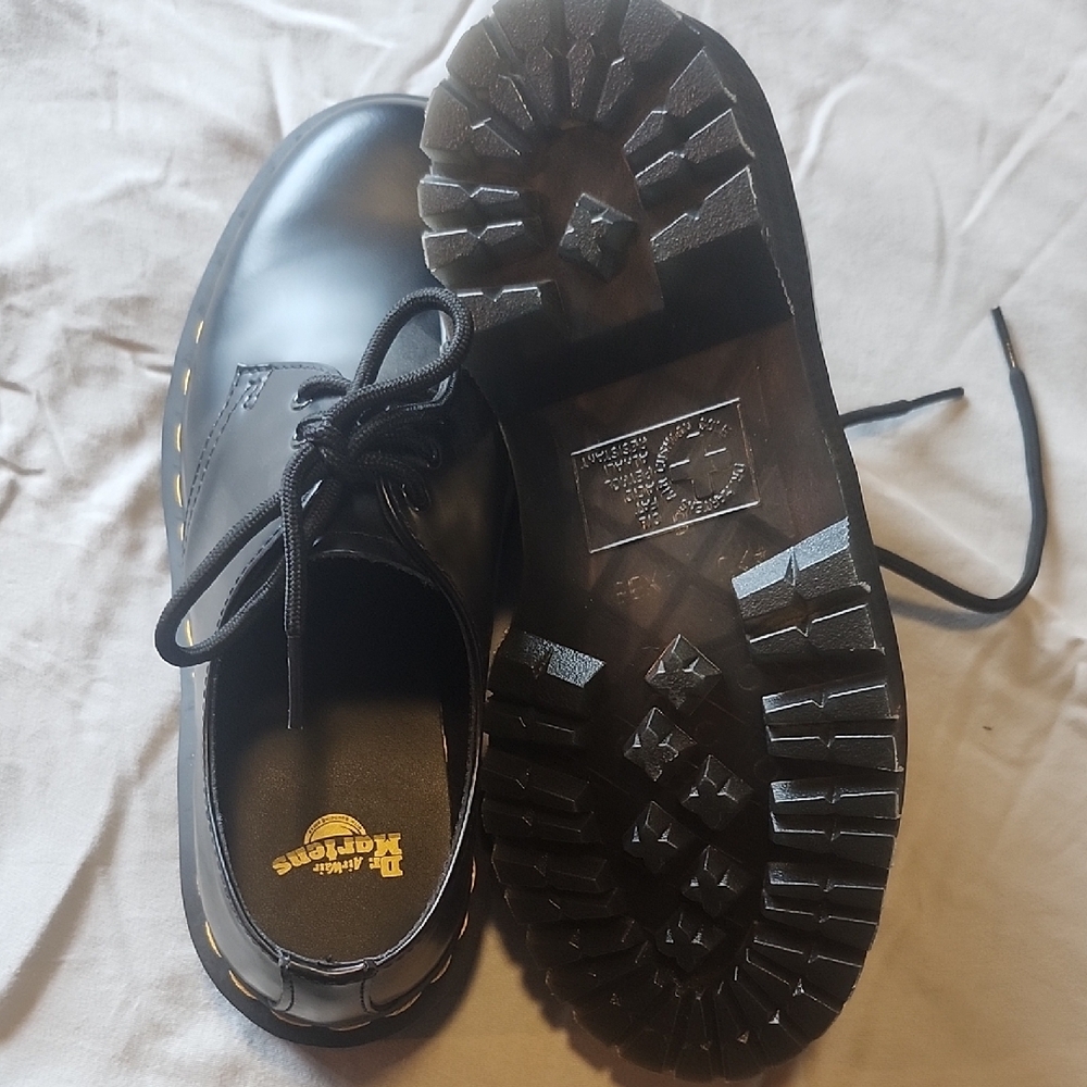 Dr. Martens Unisex Black Leather Shoes Brand New - Picture 5 of 5